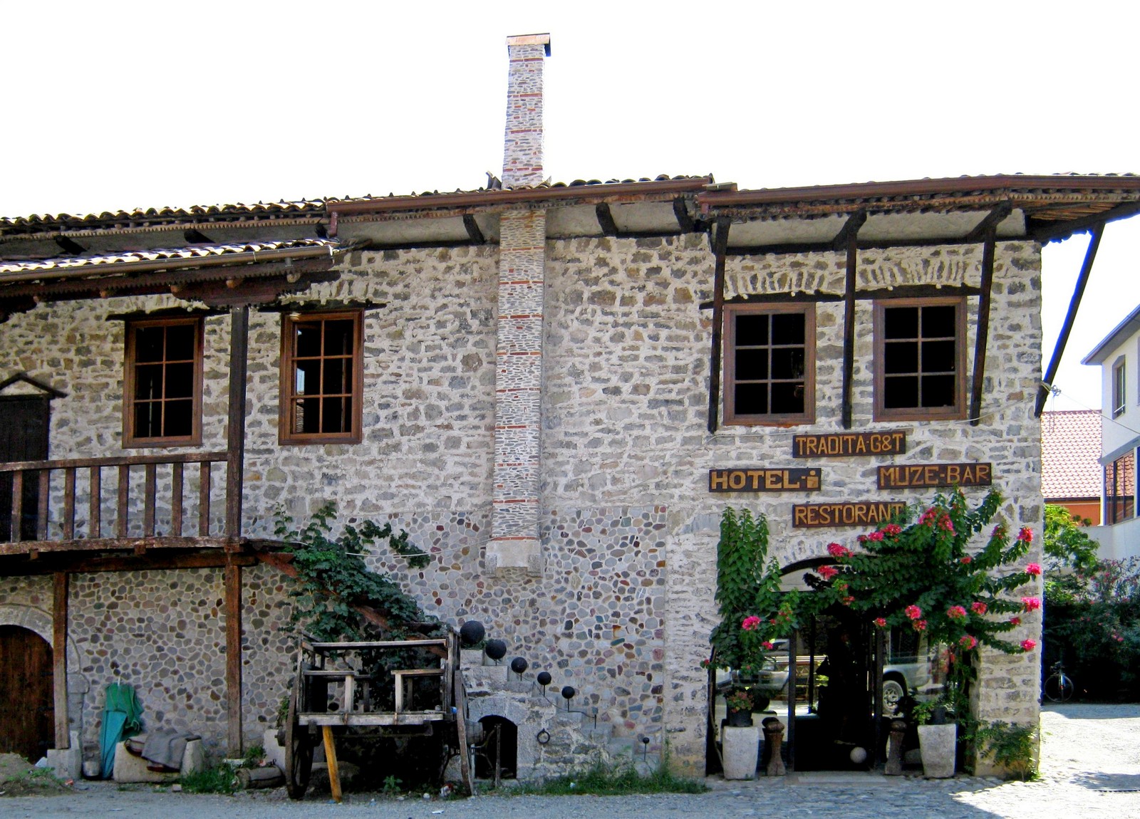 Eines der umgebauten Huser des Hotel Tradita in Shkodra - Lupe Reisen