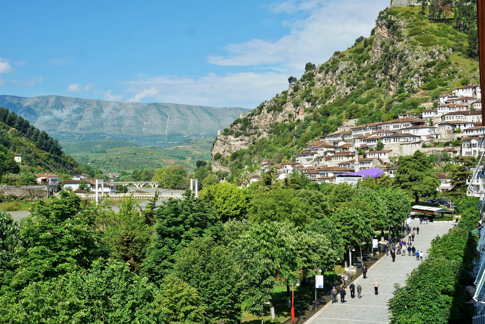 Blick auf das Mangalem-Viertel von Berat - Lupe Reisen