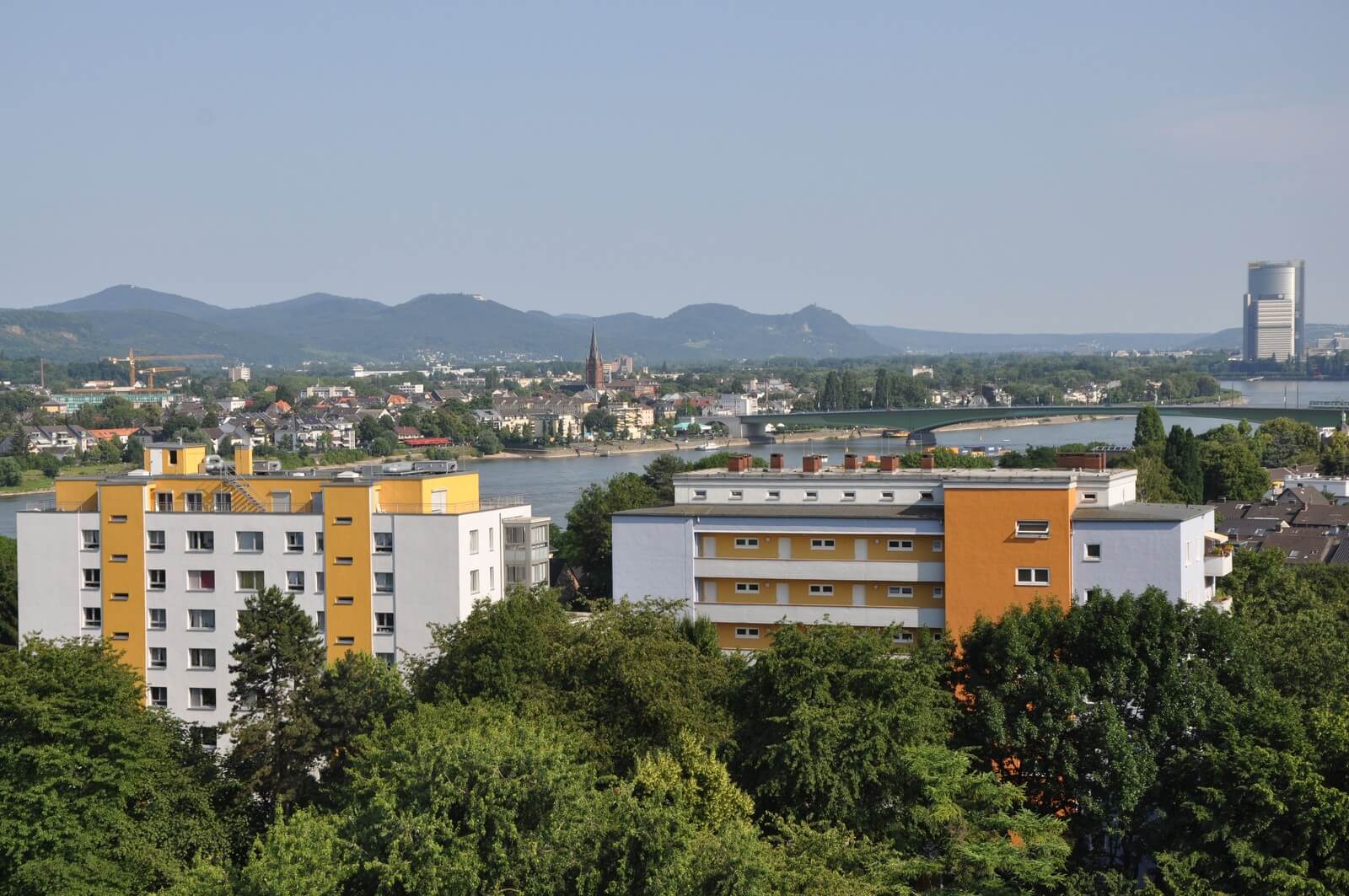 Blick von Bonn-Nord auf Beuel und seine Rheinauen vor dem Siebengebirge - Lupe Reisen
