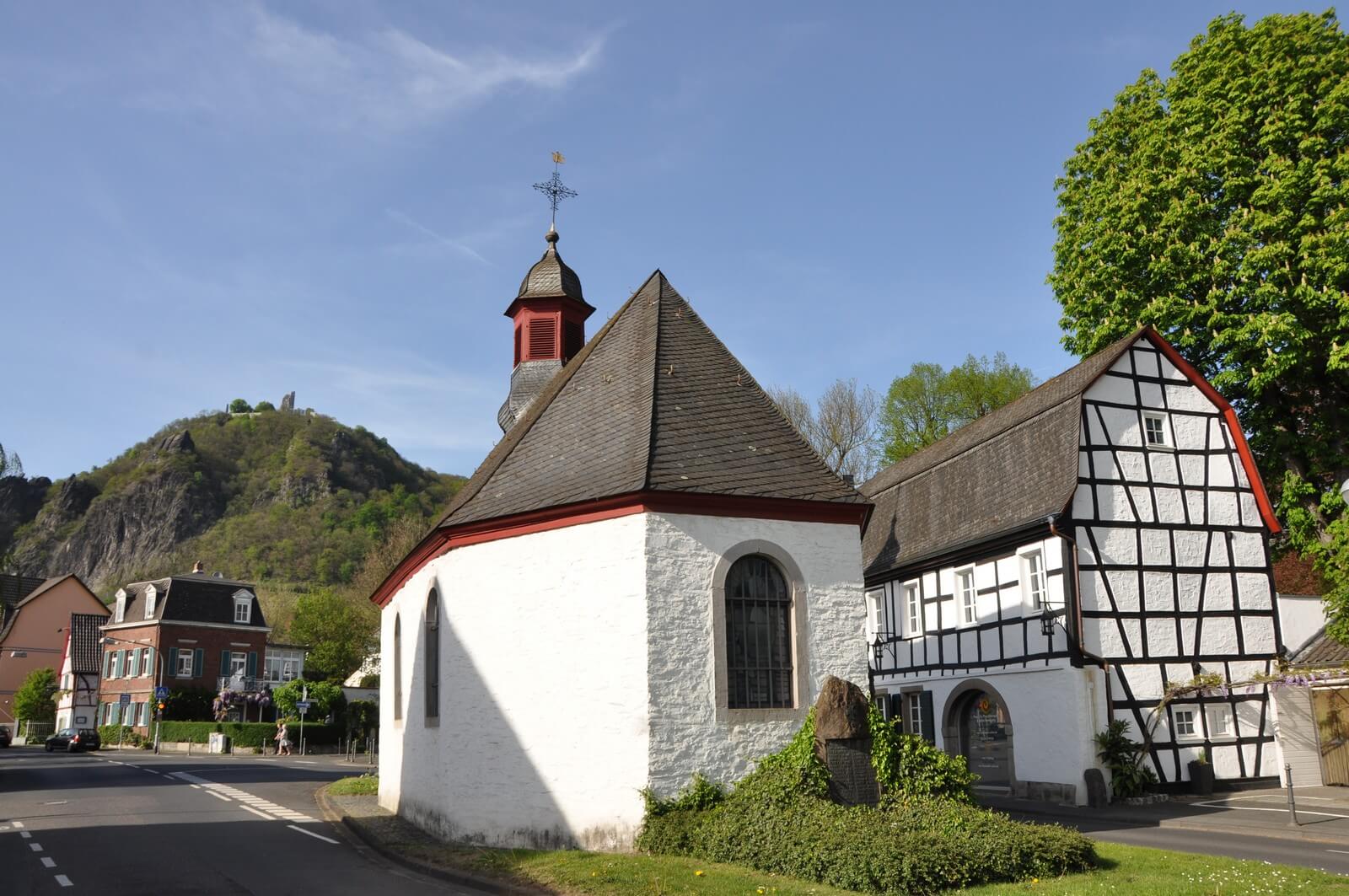 Kapelle in Rhndorf vor dem Drachenfels-Gipfel - Lupe Reisen