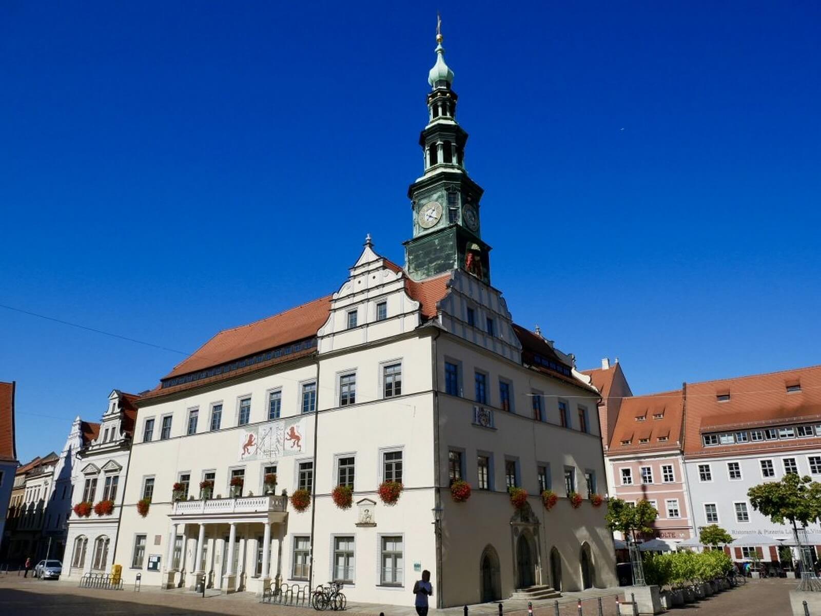 Das historische Rathaus von Pirna gegenber dem Gruppen-Hotel - Lupe Reisen