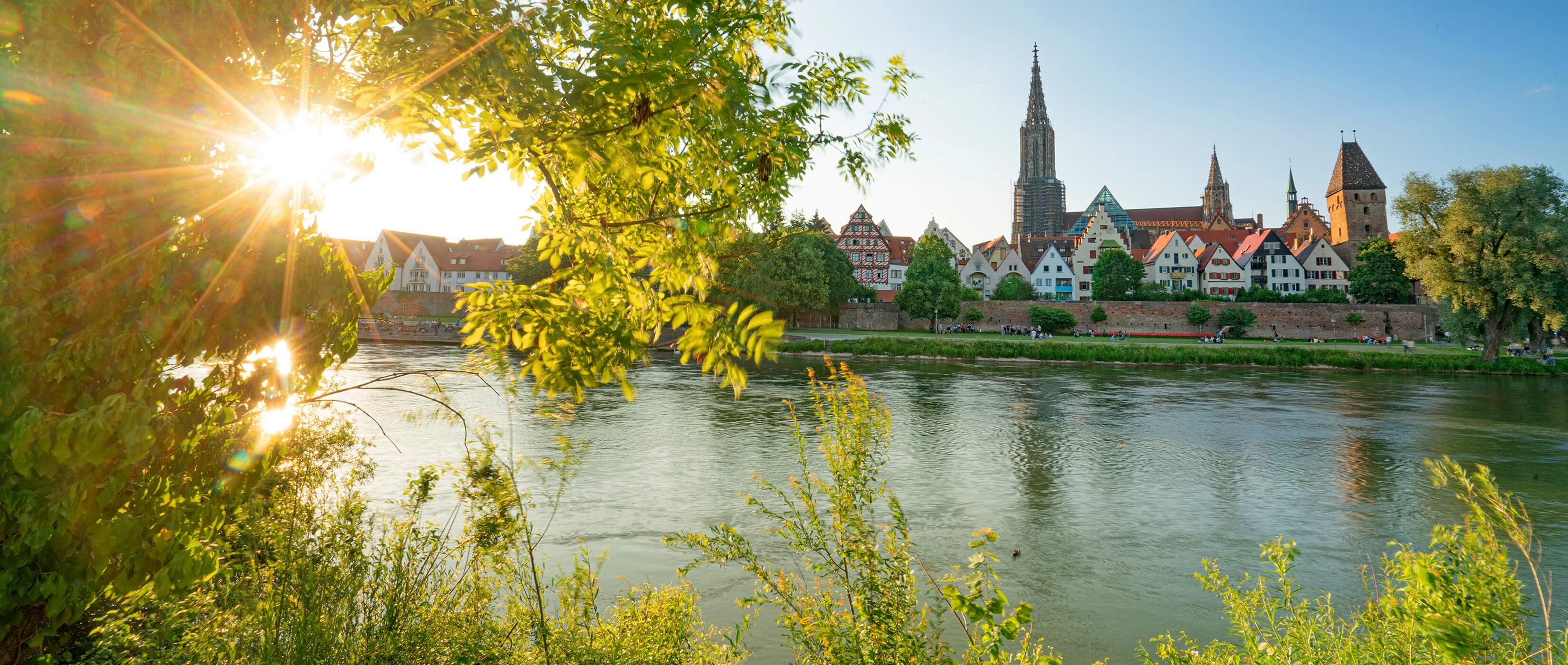 Blick ber die Donau auf die Ulmer Altstadt (Ulm/Neu-Ulm Touristik GmbH - Lorenz Bee) - Lupe Reisen