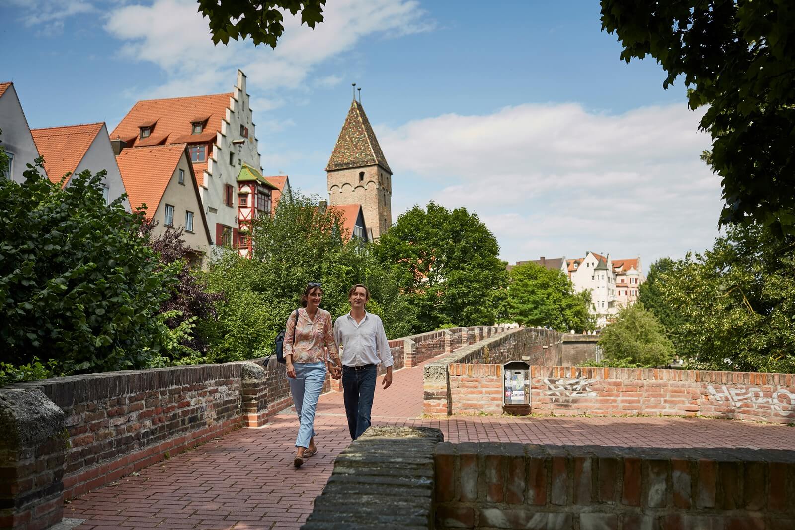 Spaziergang auf der Stadtmauer mit dem Metzgerturm im Hintergrund. - Lupe Reisen