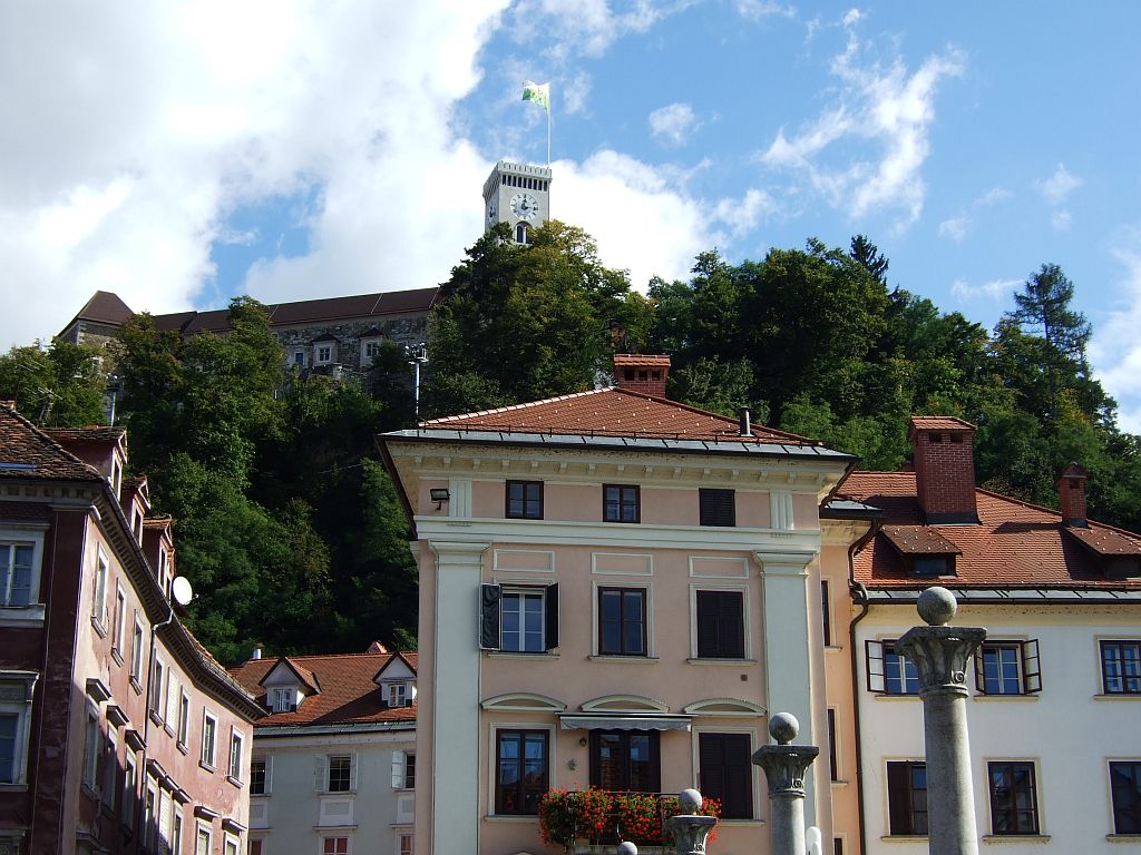 Blick aus der Altstadt auf die Burg in Ljubljana - Lupe Reisen