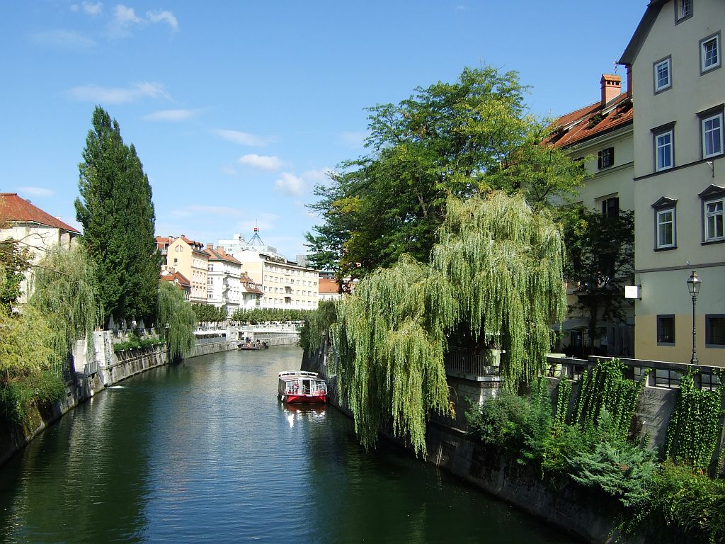 Ljubljana - Sloweniens Hauptstadt mit dem Fluss Ljubljanica  - Lupe Reisen