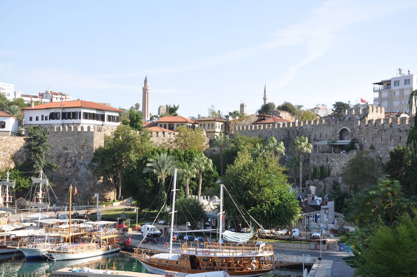 Foto: Blick auf die Altstadt von Antalya vomm historischen Hafen aus - Lupe Reisen