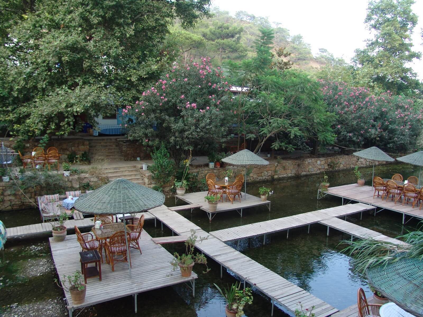 Foto: Romantische Plattformen auf dem Fluss vor dem Hotel in Adrasan - Lupe Reisen