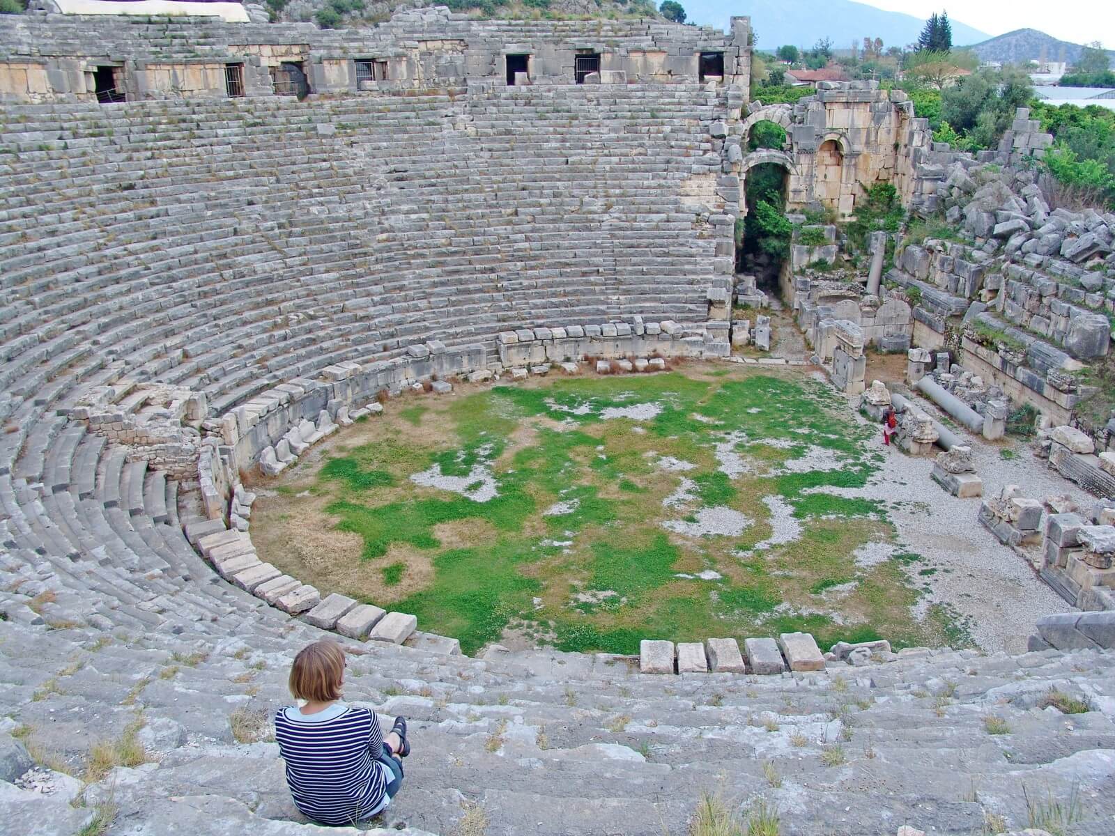 Foto: Im riesigen rmischen Theater von Myra, ganz berwiegend Original - Lupe Reisen