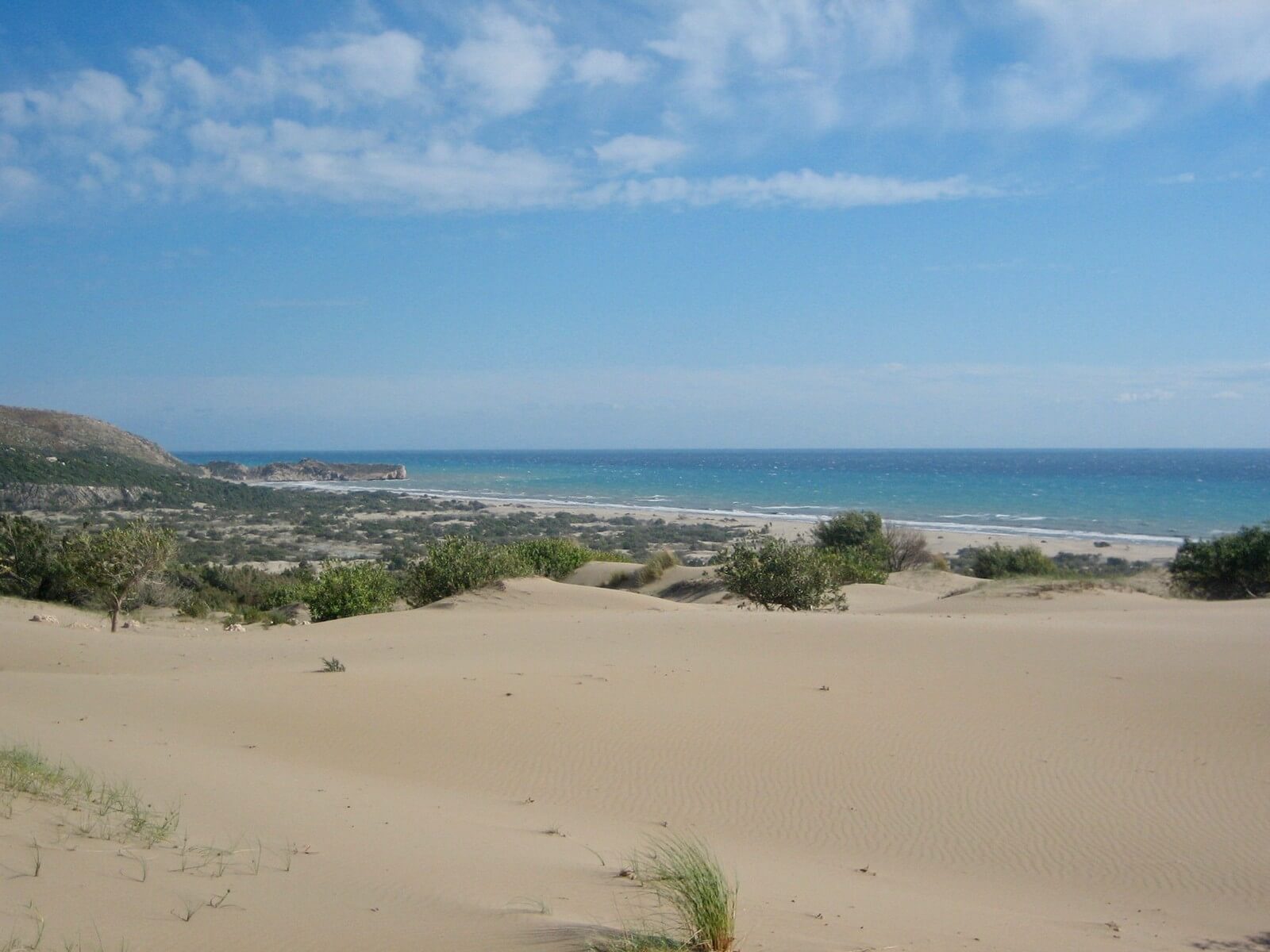 Foto: Und vor der Ausgrabungssttte ein ber 10 km langer einsamer Strand mit Dnen - Lupe Reisen