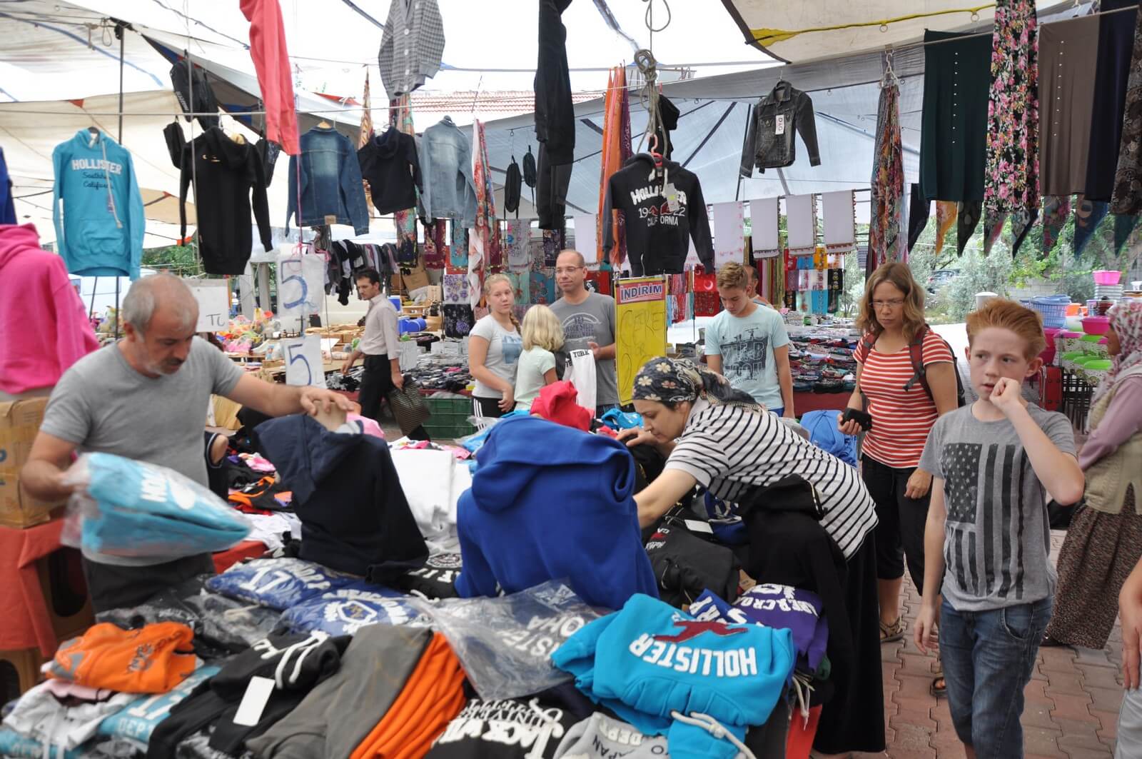 Foto: Kleidung auf dem Wochenmarkt von Kinik bei Xanthos - Lupe Reisen
