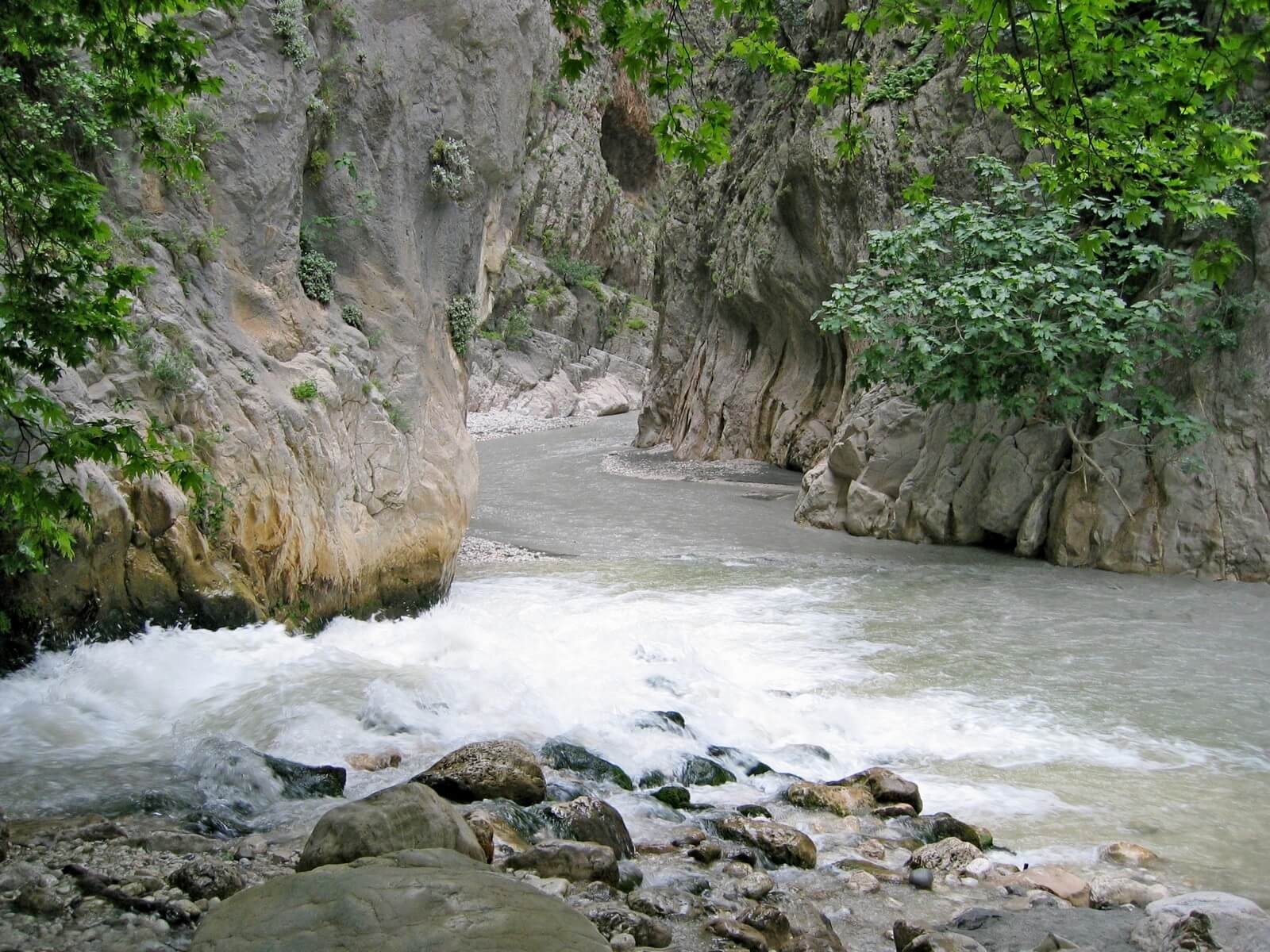 Foto: Im Frhjahr kommt das Wasser des Saklikent-Flusses schumend aus der Schlucht - Lupe Reisen