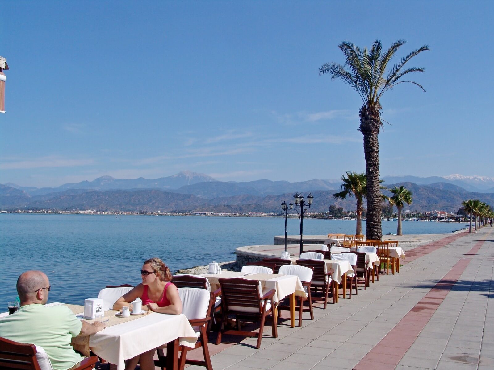 Foto: Vergngen pur im Restaurant direkt am Meer in Fethiye bei mediterranen Temperaturen - Lupe Reisen