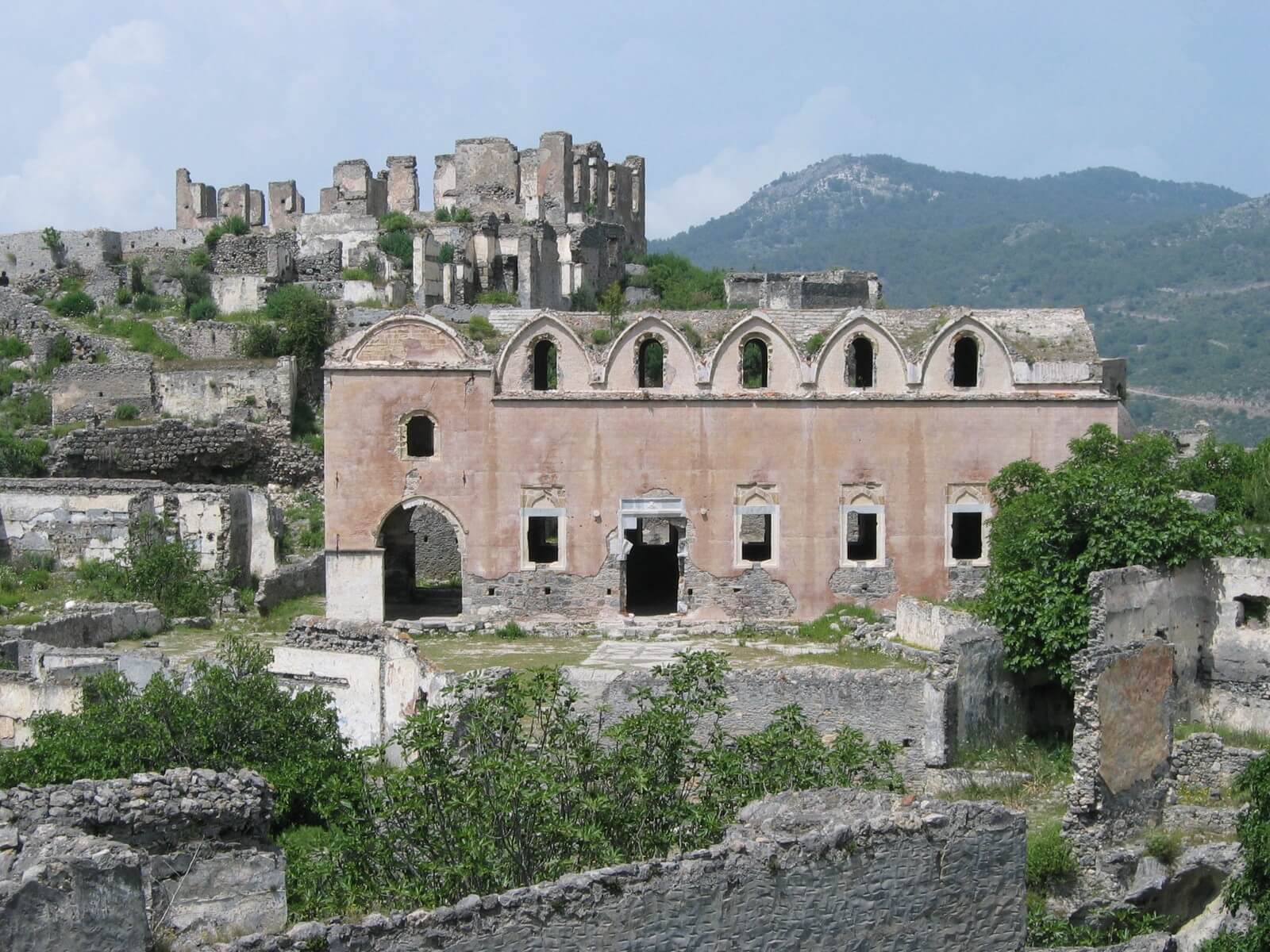 Foto: Erstaunlich gut erhaltene Kirchen-Ruinen in der verlassenen griechischen Stadt Kayaky - Lupe Reisen
